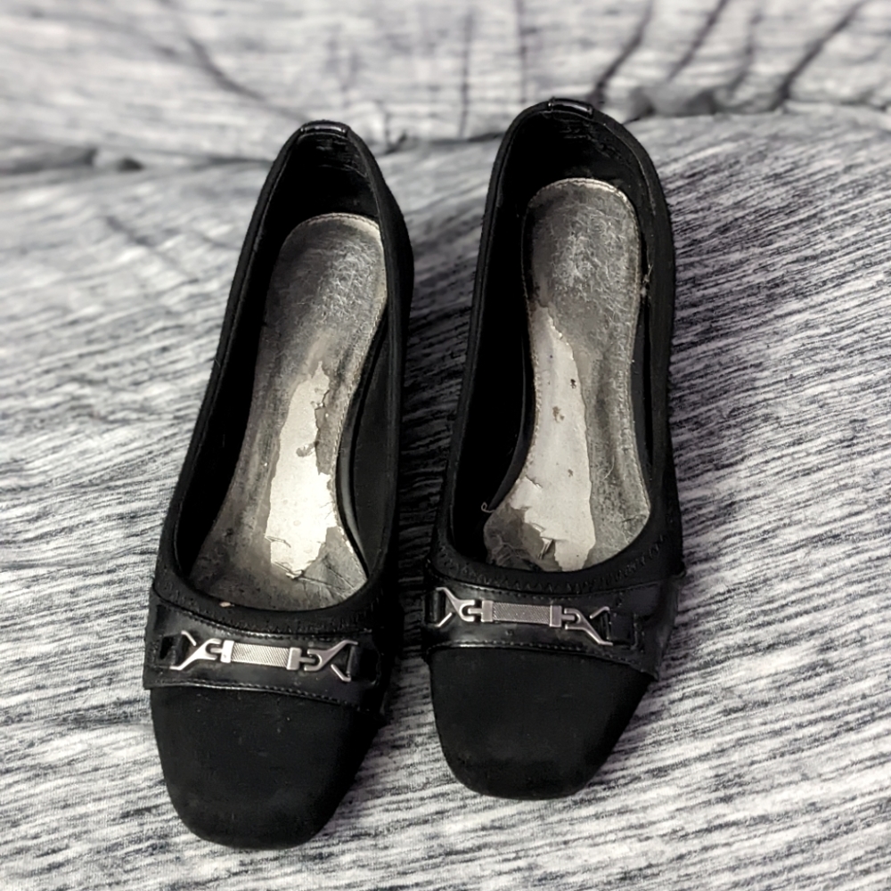 Black flats with horse bit buckle